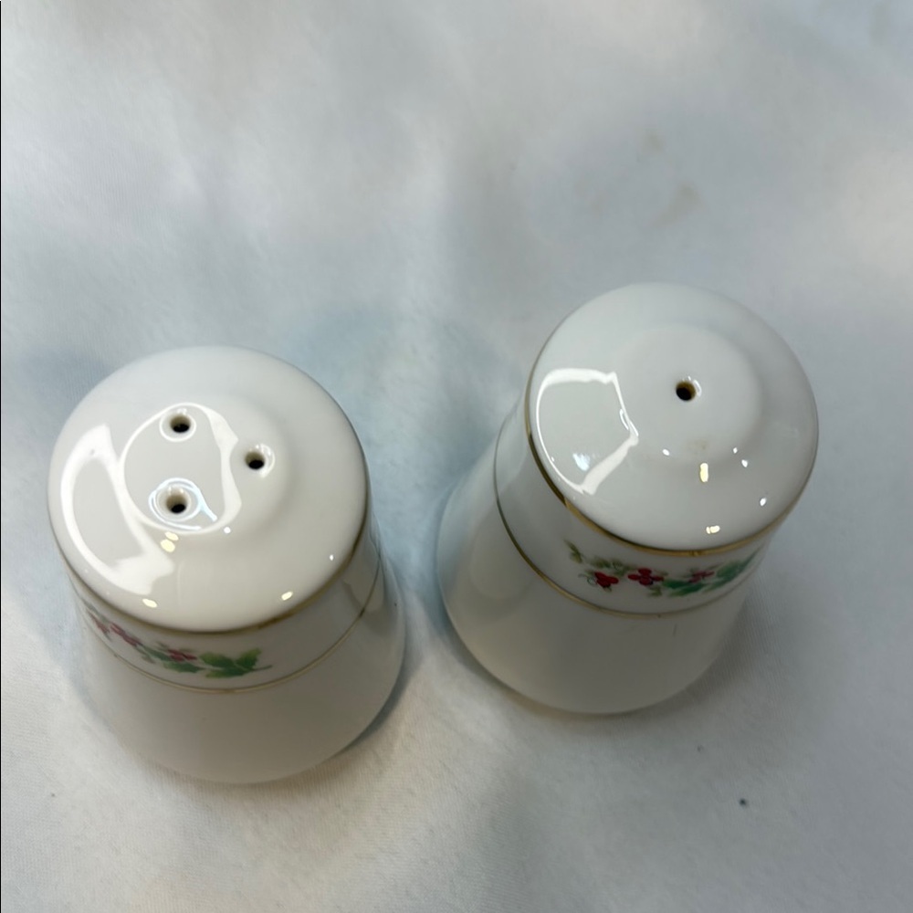 Vintage Lefton, Holly Berry Garden Salt and Pepper Shakers, White with Gold Trim - Picture 2 of 7